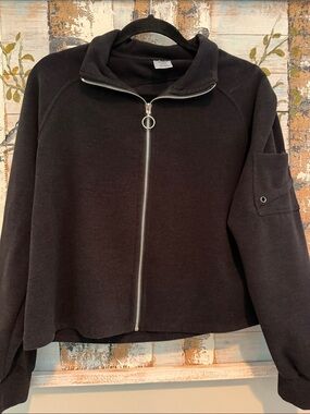 Cali Sport Black Zip-Front Cropped Sweatshirt